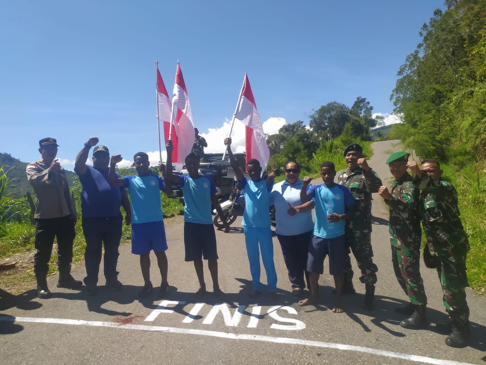Lari Estafet Merah Putih Bersama Satgas Pamtas Yonif Raider 142/KJ di Mamberamo Tengah