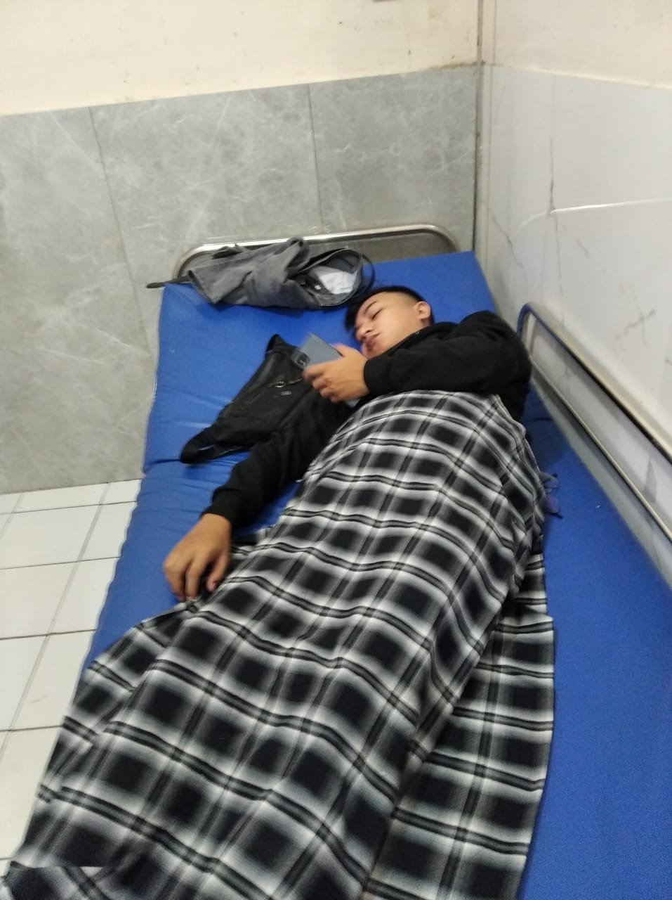 Pengendara Motor Jadi Korban Saat Kabel Internet Putus