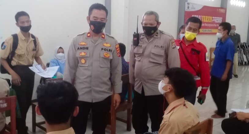 Wakapolres Serang Kota Tinjau Gerai Vaksinasi Presisi di SMK 1 PGRI