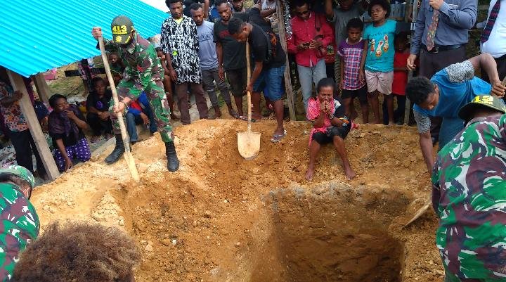 Satgas Yonif MR 413 Bantu Pemakaman Warga Perbatasan RI-PNG