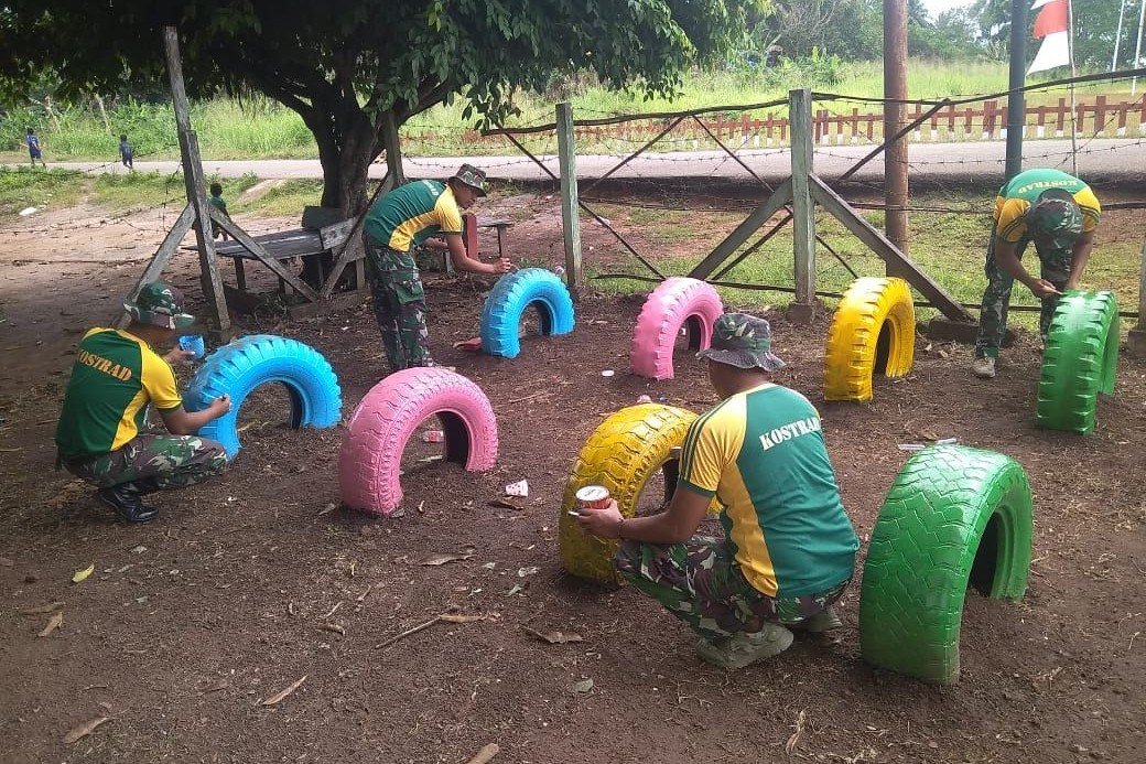 Prajurit Pamtas Yonif 411 Bangun Taman Bermain Anak di Kampung Toray Papua