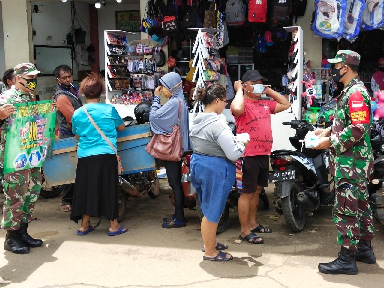 Korem 174 Merauke Bagikan Ribuan Masker dan Sosialisasi Prokes Covid-19