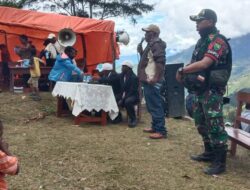 Personel Satgas Pamrahwan Yonif RK 751/VJS Hadiri Undangan Tokoh Agama Minage Sambut Natal 2021