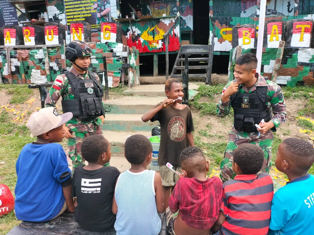 Satgas Yonif R 142/KJ Ajarkan Anak Papua Cara Gosok Gigi yang Benar untuk Hidup Bersih