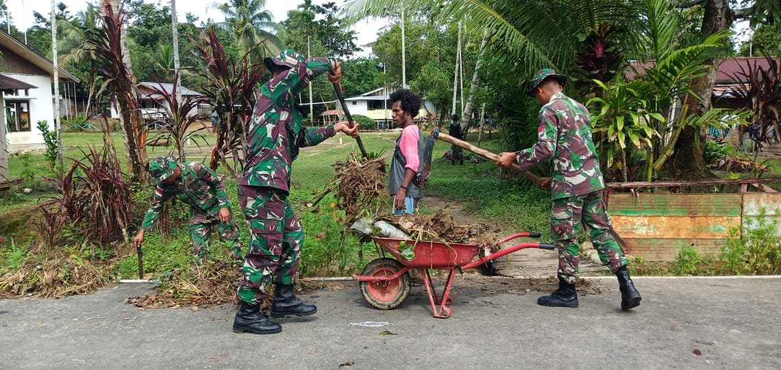 Satgas Yonif 126/KC Bersama Warga Bersihkan Kampung Perbatasan Ciptakan Lingkungan Sehat
