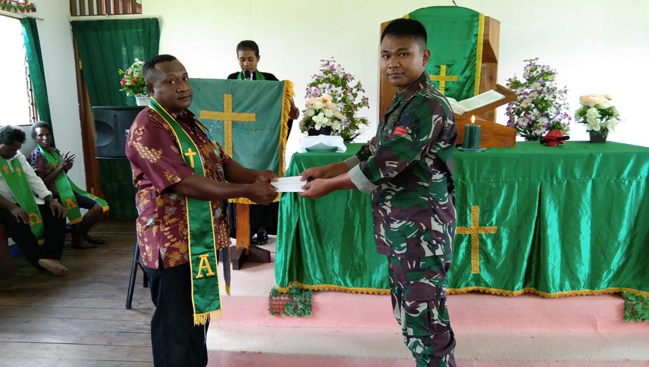 Kepedulian Satgas Yonif Raider 142/KJ: Bantu Bangun Rumah Tokoh Agama