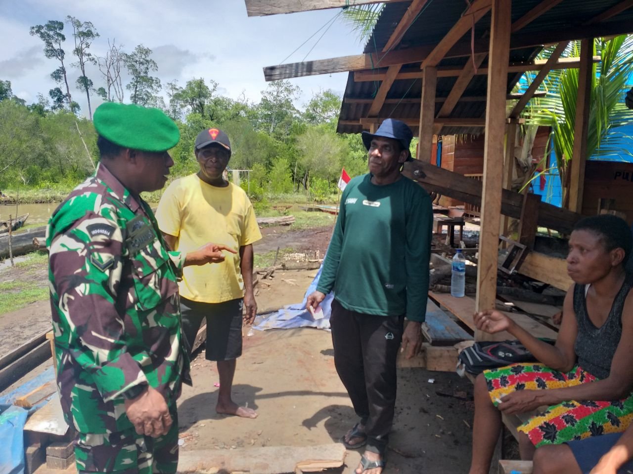 Babinsa Koramil 1710-01 Kokonau Jalin Kedekatan lewat Komsos Rutin dengan Warga
