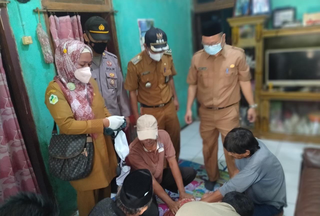 Kapolsek dan Muspika Munjul Bantu Orang dengan Gangguan Jiwa