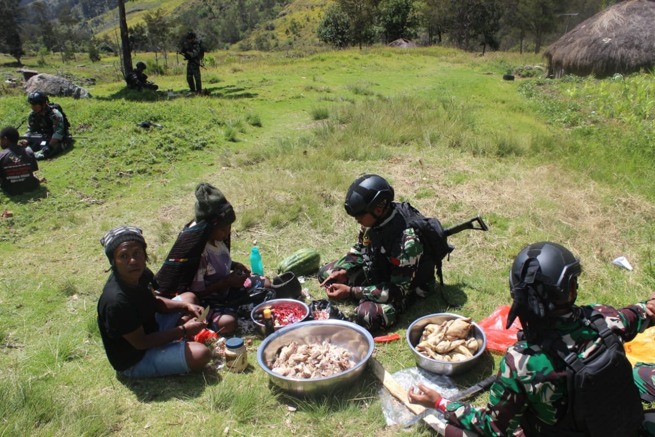 Yonif Mekanis 203/AK Intensifkan Anjangsana Pererat Silaturahmi di Desa Manggalome