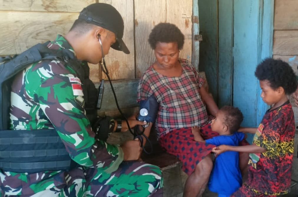Yonif 143/TWEJ Satgas Datang Memberikan Pengobatan Kasih Sayang ke Warga Papua