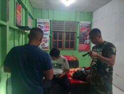 Personel Satgas Yonif 126/KC Obati Warga Korban Kecelakaan Tunggal