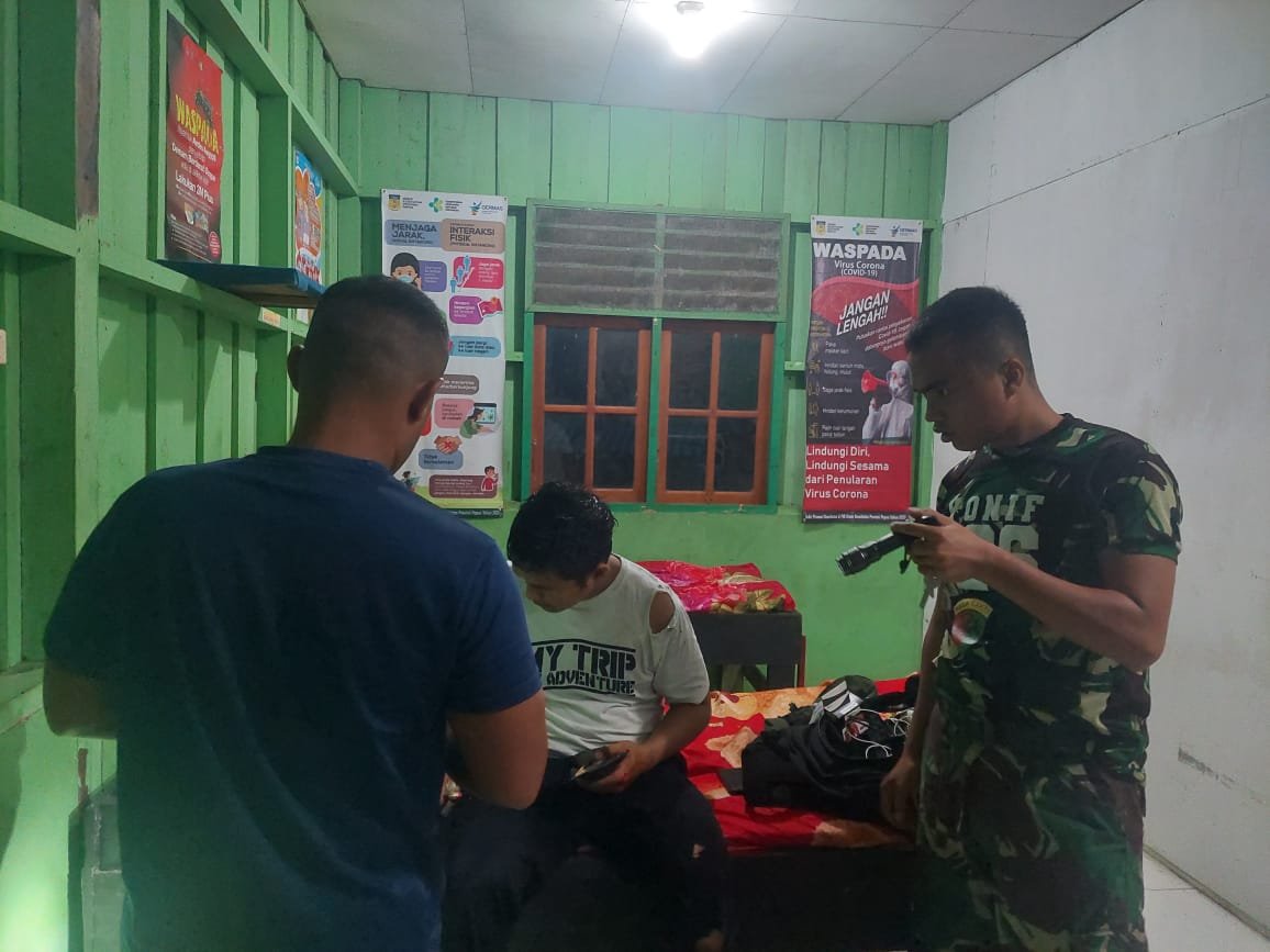 Personel Satgas Yonif 126/KC Obati Warga Korban Kecelakaan Tunggal