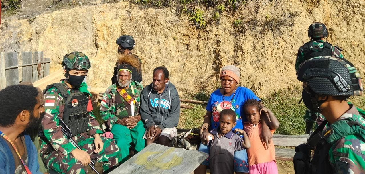 Hubungan Harmonis Tercipta Saat Tokoh Adat dan Masyarakat Anjangsana Pos Satgas Yonif