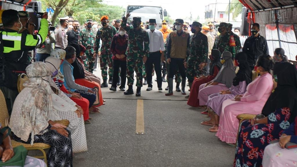 Panglima TNI Tinjau Banjir Kalsel Serahkan Bantuan Jokowi dan 34 Perahu Karet