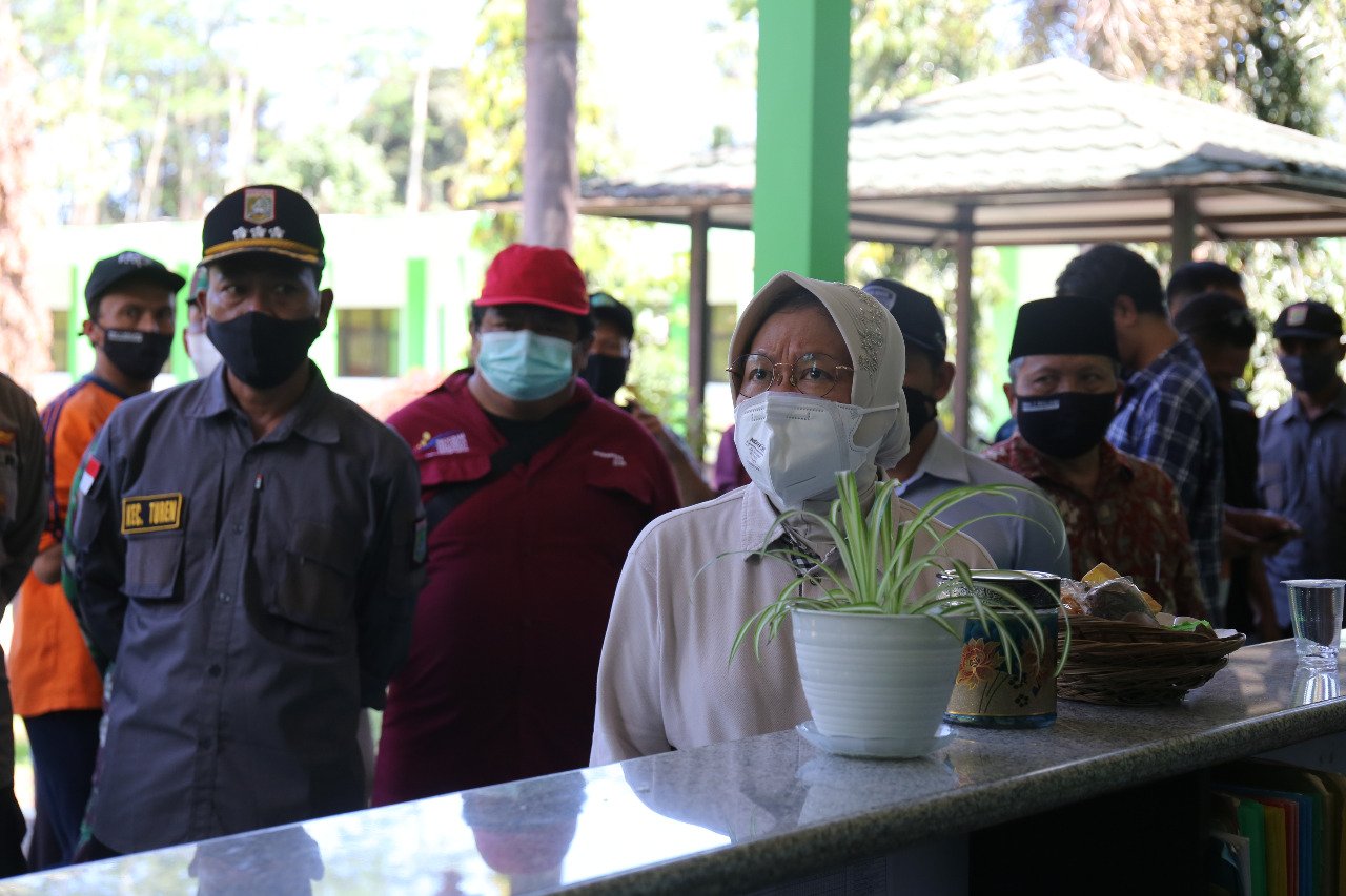 Tiga Truk Logistik Bantuan, Mensos Dampingi Menko PMK Tinjau Korban Lumajang