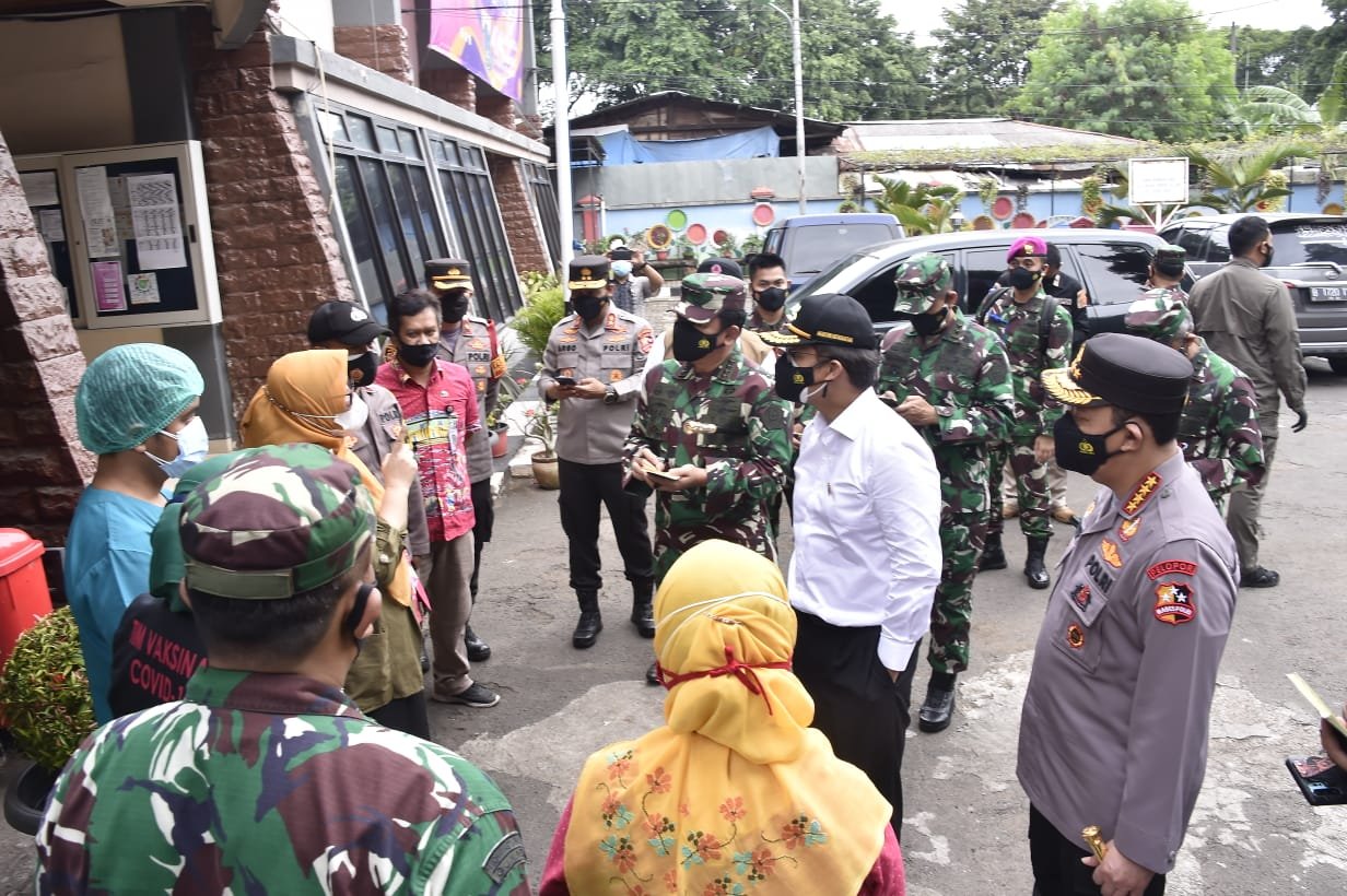 Panglima TNI Tinjau Posko PPKM Mikro di Jagakarsa dan Duren Sawit