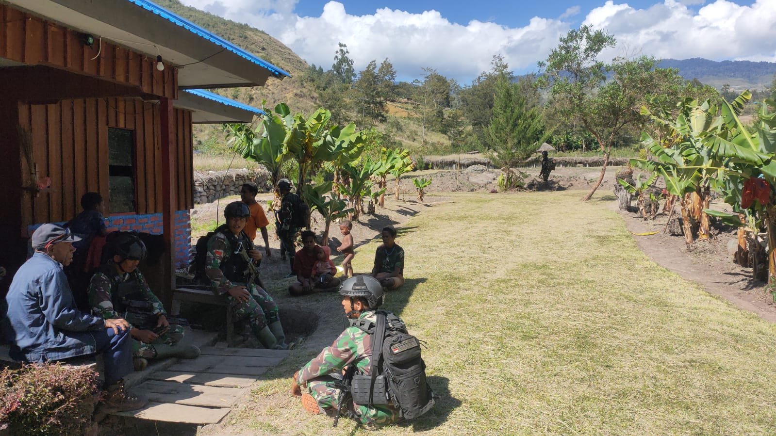 Satgas Yonif Mekanis 203/AK Hadir Nyata di Pegunungan Tengah