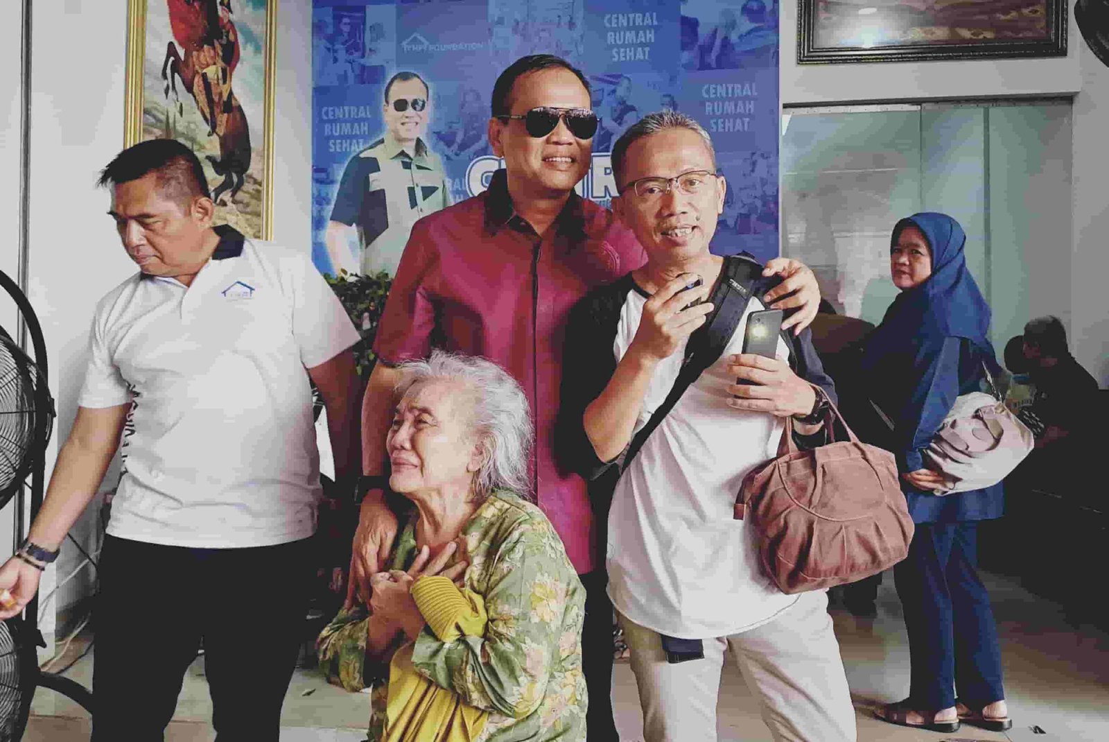 Setelah 30 Tahun Gangguan Pendengaran, Nenek Surabaya Bahagia di YHP Foundation
