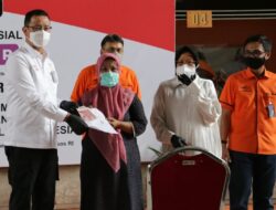 Mensos RI Salurkan Bansos Beras dan BST di Surabaya untuk Warga Terdampak Covid-19