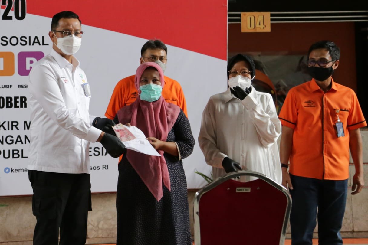 Mensos RI Salurkan Bansos Beras dan BST di Surabaya untuk Warga Terdampak Covid-19