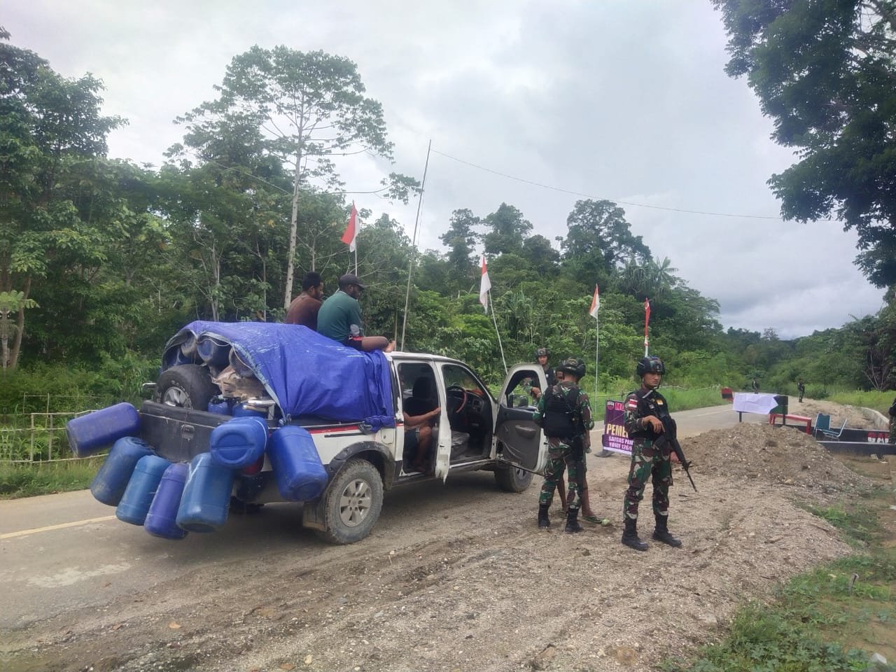 Yonif 126/KC Satgas Pamtas RI-PNG Sweeping Kendaraan di Perbatasan