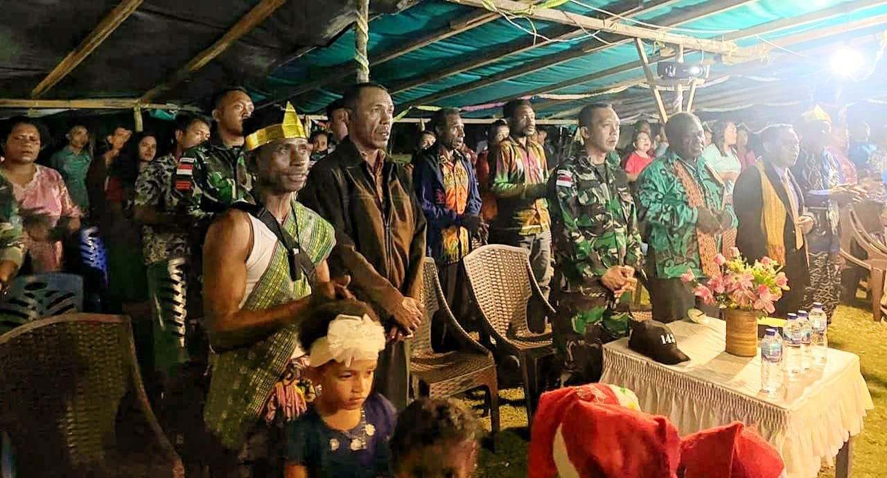 Toleransi Beragama Tergambar, Satgas Yonif 143/TWEJ Hadiri Ibadah Bersama