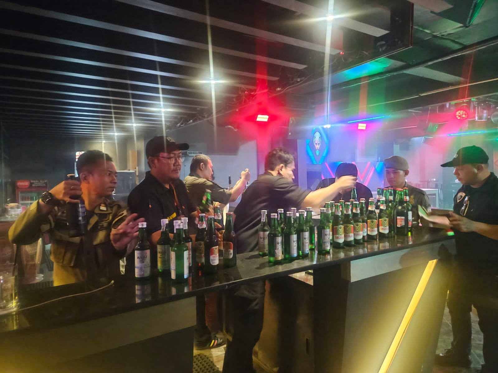 Satpol PP Tangsel Sita Ratusan Botol Minuman Keras