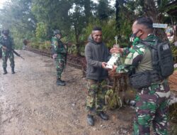 Satgas Pamrahwan Yonif RK 751/VJS Sumbang Lampu Natal untuk Hiasi Pondok