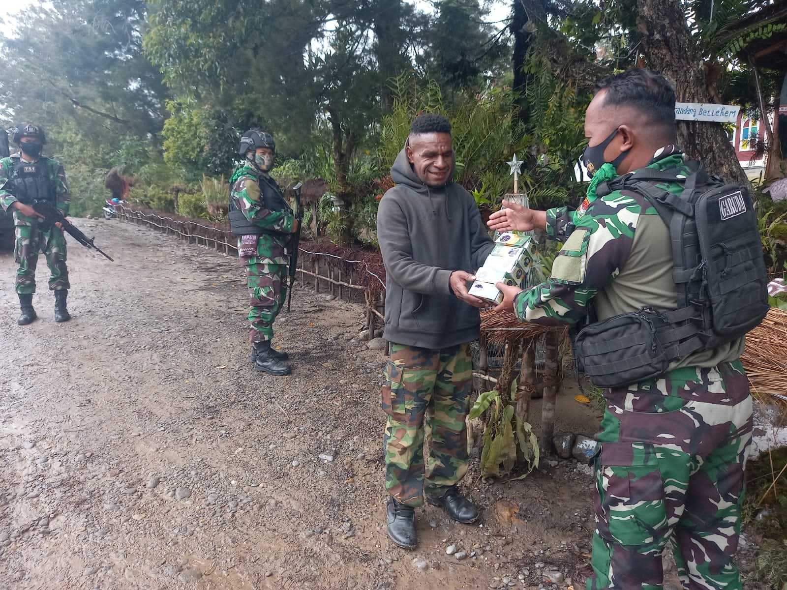 Satgas Pamrahwan Yonif RK 751/VJS Sumbang Lampu Natal untuk Hiasi Pondok