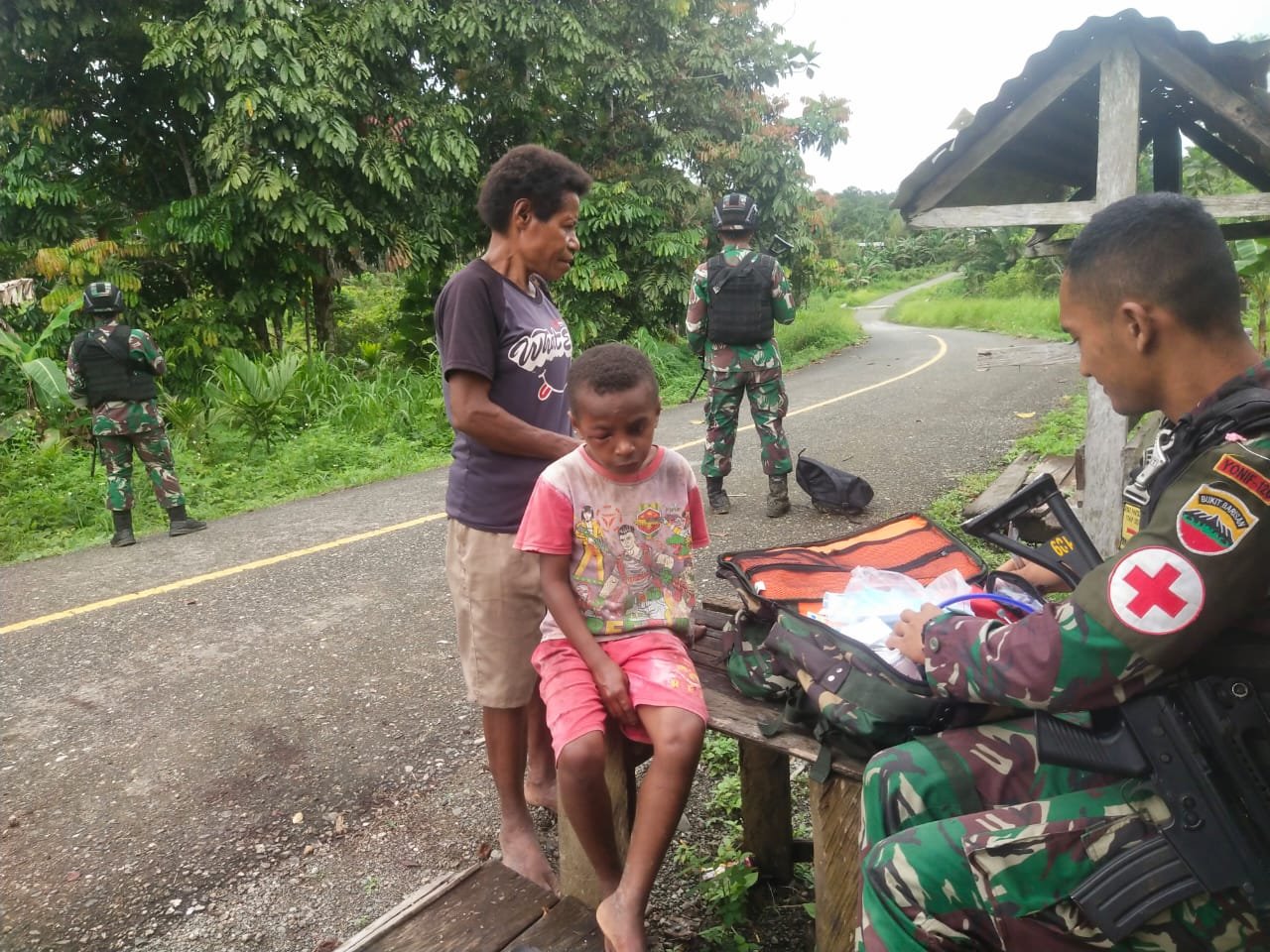 Satgas Yonif 126/KC Berikan Pelayanan Kesehatan untuk Anak di Perbatasan Papua