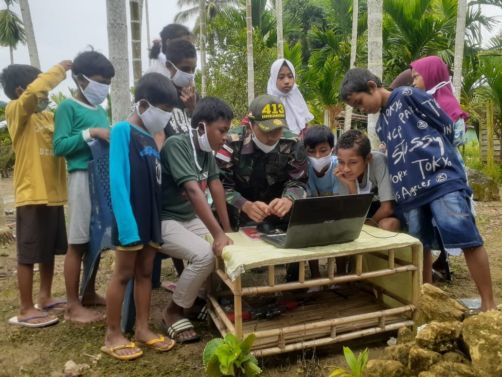 TNI Yonif 413 Kostrad Bimbing Anak Perbatasan RI-PNG Jadi Melek Digital