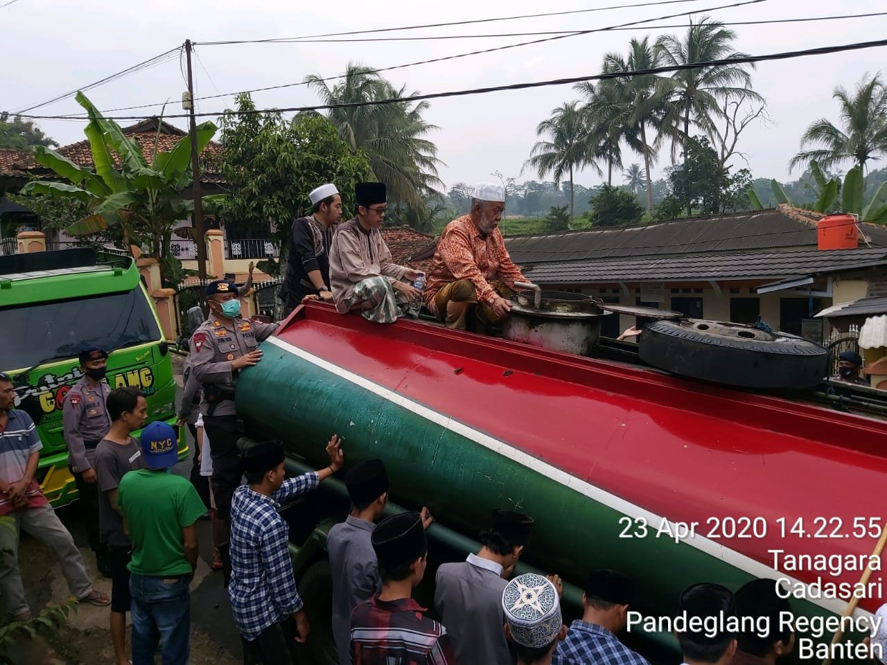 Brimob Banten Semprot Jalan dengan Air Murni Cidahu Cegah Covid-19