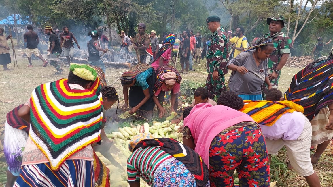 Masyarakat Timeria dan Satgas Pamtas Yonif Raider 142/KJ Gelar Bakar Batu sebagai Wujud Syukur