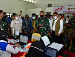 Kasal Mewakili Panglima TNI Tinjau Vaksinasi di Kotabaru Kalimantan