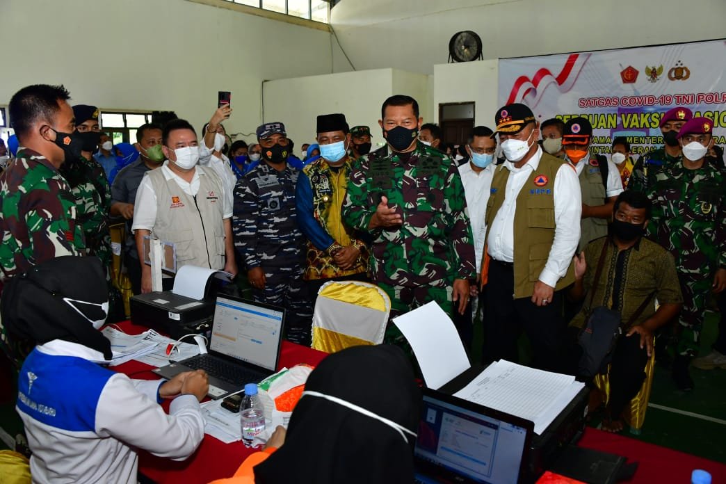 Kasal Mewakili Panglima TNI Tinjau Vaksinasi di Kotabaru Kalimantan