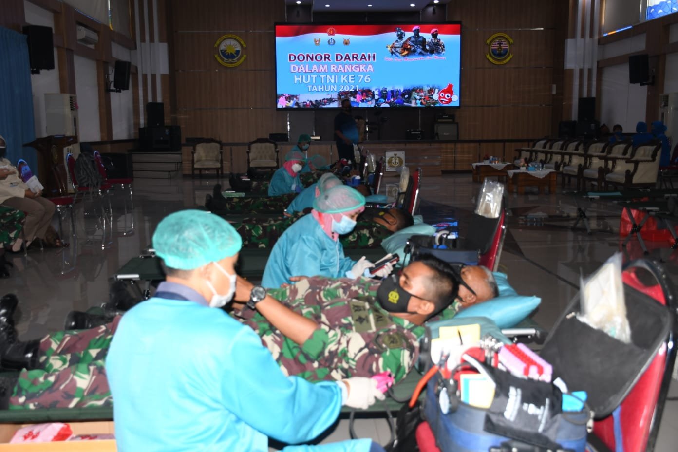 TNI Gelar Donor Darah Sambut HUT ke-76