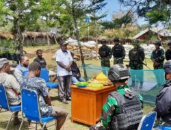 Rayakan HUT ke-77 TNI, Satgas Yonif Raider 321/GT Kostrad Bagikan Sembako dan Nasi Kotak