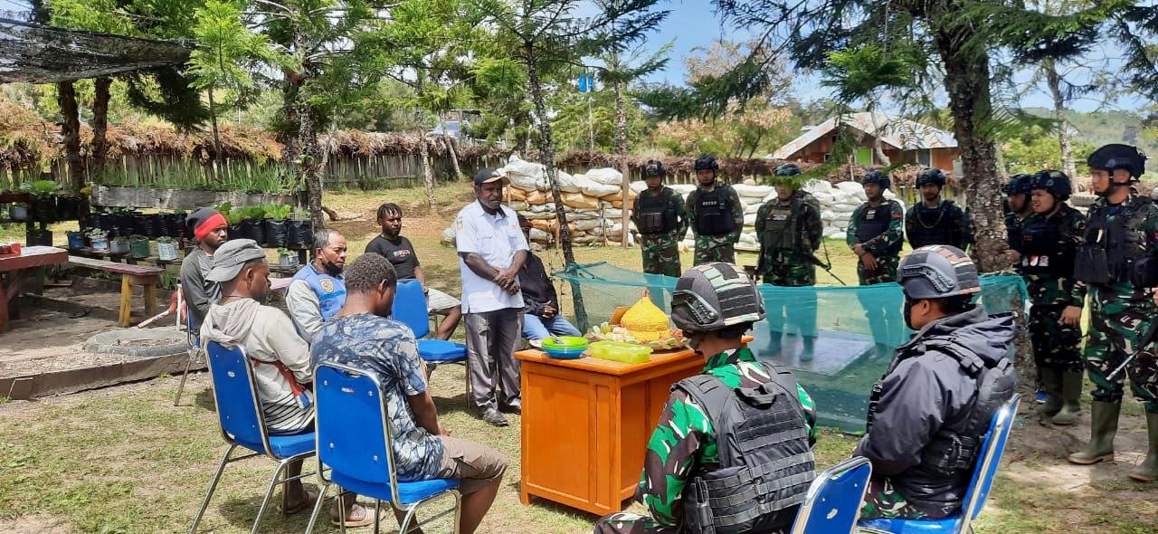 Rayakan HUT ke-77 TNI, Satgas Yonif Raider 321/GT Kostrad Bagikan Sembako dan Nasi Kotak