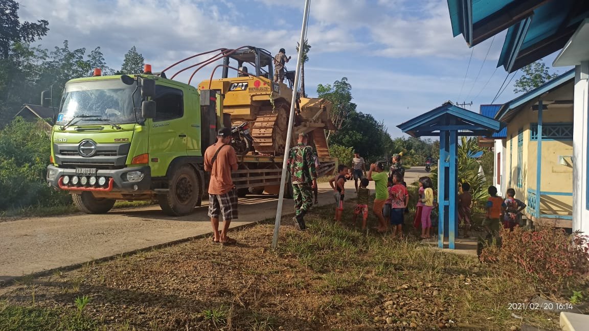 Kodim Putussibau Garap Jalan 3,8 Kilometer dengan Alat Berat TMMD