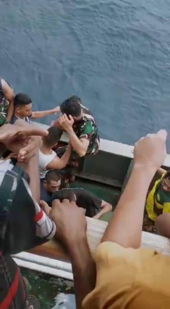 Prajurit Yonif 734/SNS Selamatkan Warga dari Percobaan Bunuh Diri di Tengah Laut
