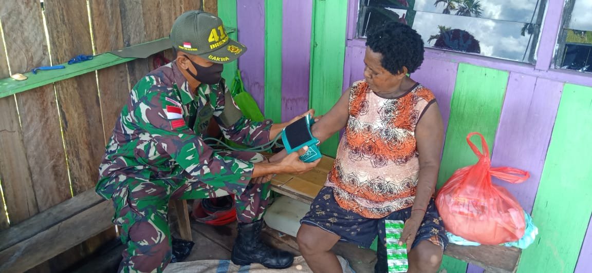 Prajurit TNI Keliling Kampung Cek Kesehatan Warga Papua