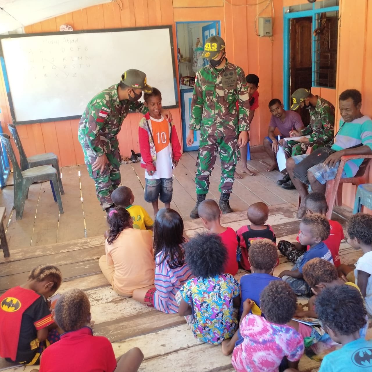 Satgas Yonif MR 413 Kostrad Buka Kelompok Belajar di Skofro Tanpa PAUD