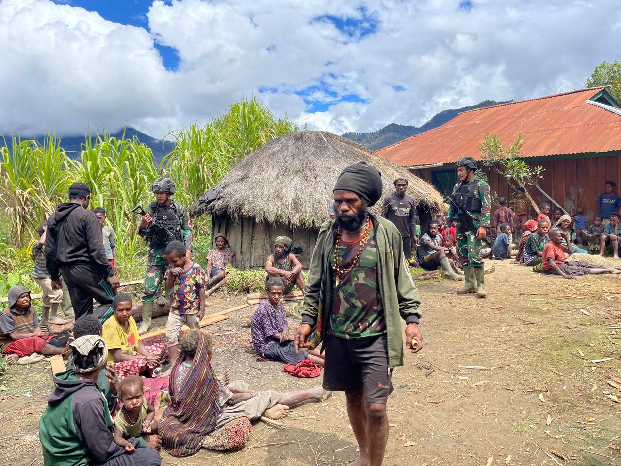 Satgas Yonif Raider 321 Kostrad Hadiri Acara Kedukaan dan Berikan Bantuan sebagai Belasungkawa