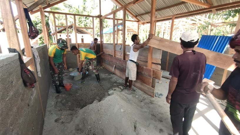 Satgas Yonarmed 1 Kostrad Bantu Warga Binaan Bangun Rumah