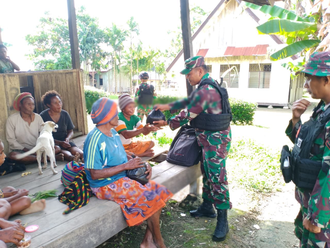 Satgas Yonif 126/KC Terapkan 8 Wajib TNI Bantu Atasi Kesulitan Warga Perbatasan RI-PNG