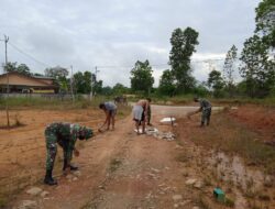 Personel Batalyon Infanteri 642/Kapuas Goyong Royong Perbaiki Jalan