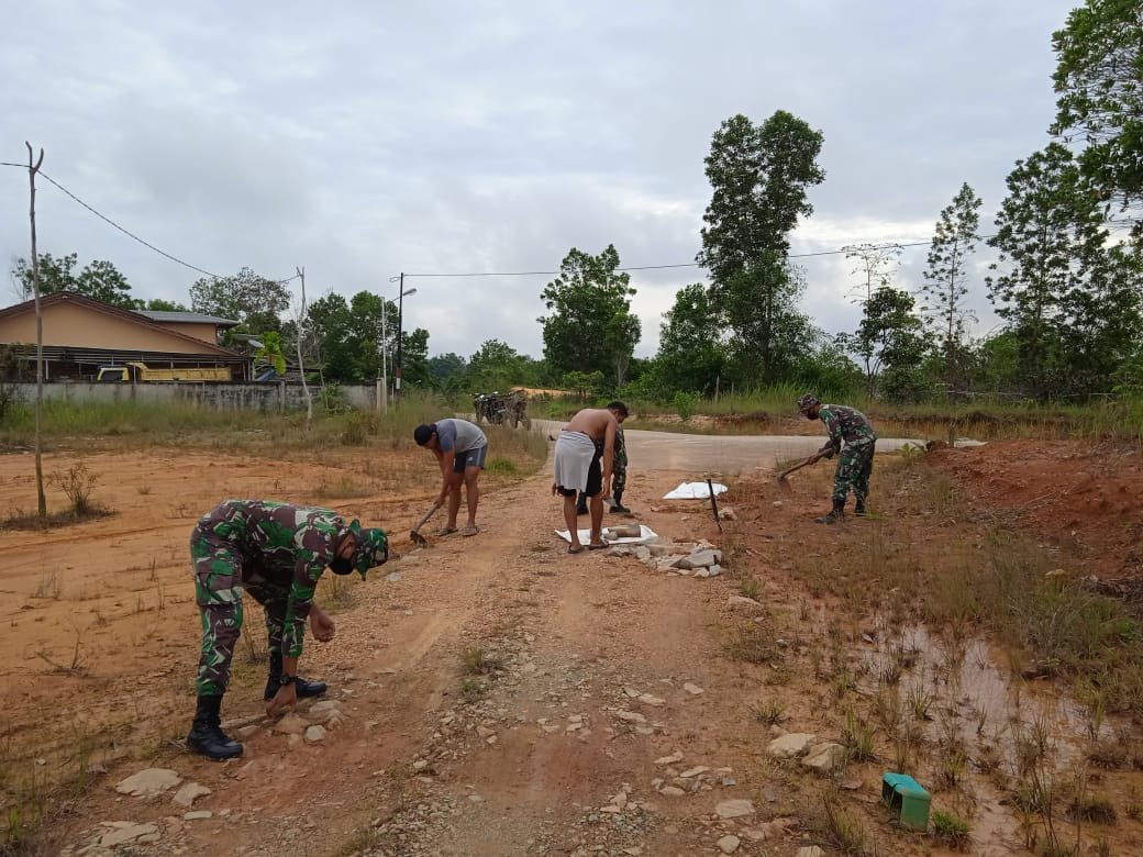 Personel Batalyon Infanteri 642/Kapuas Goyong Royong Perbaiki Jalan