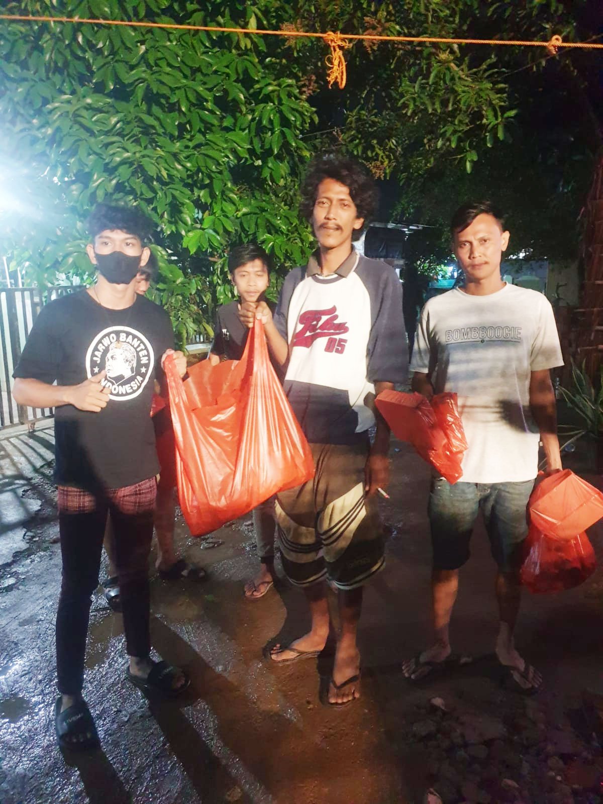 Aksi Peduli Korban Banjir Serang: Aing Jarwo Banten Bagikan Makanan