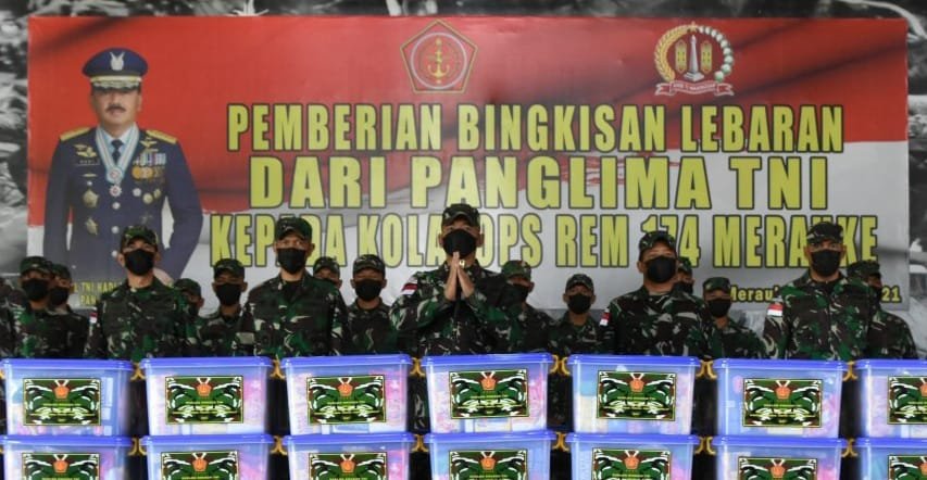 Danrem Merauke Serahkan Bingkisan Panglima TNI ke Prajurit Kolakops Korem 174