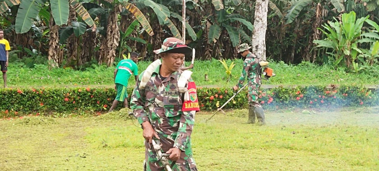 Babinsa Posramil Jita Bareng Warga Kerja Bakti Bersihkan Lingkungan Gereja